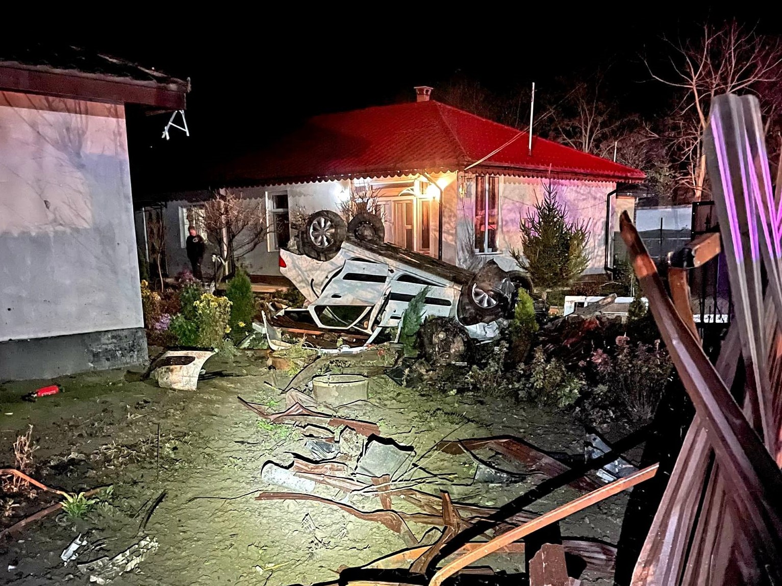 Un bărbat băut a distrus gardul unei curți din Gimbășani și s-a rostogolit cu mașina până lângă casă
