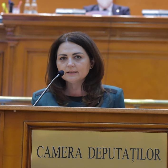 Raluca Dumitrescu a invitat zeci de elevi din Ialomița să viziteze Palatul Parlamentului
