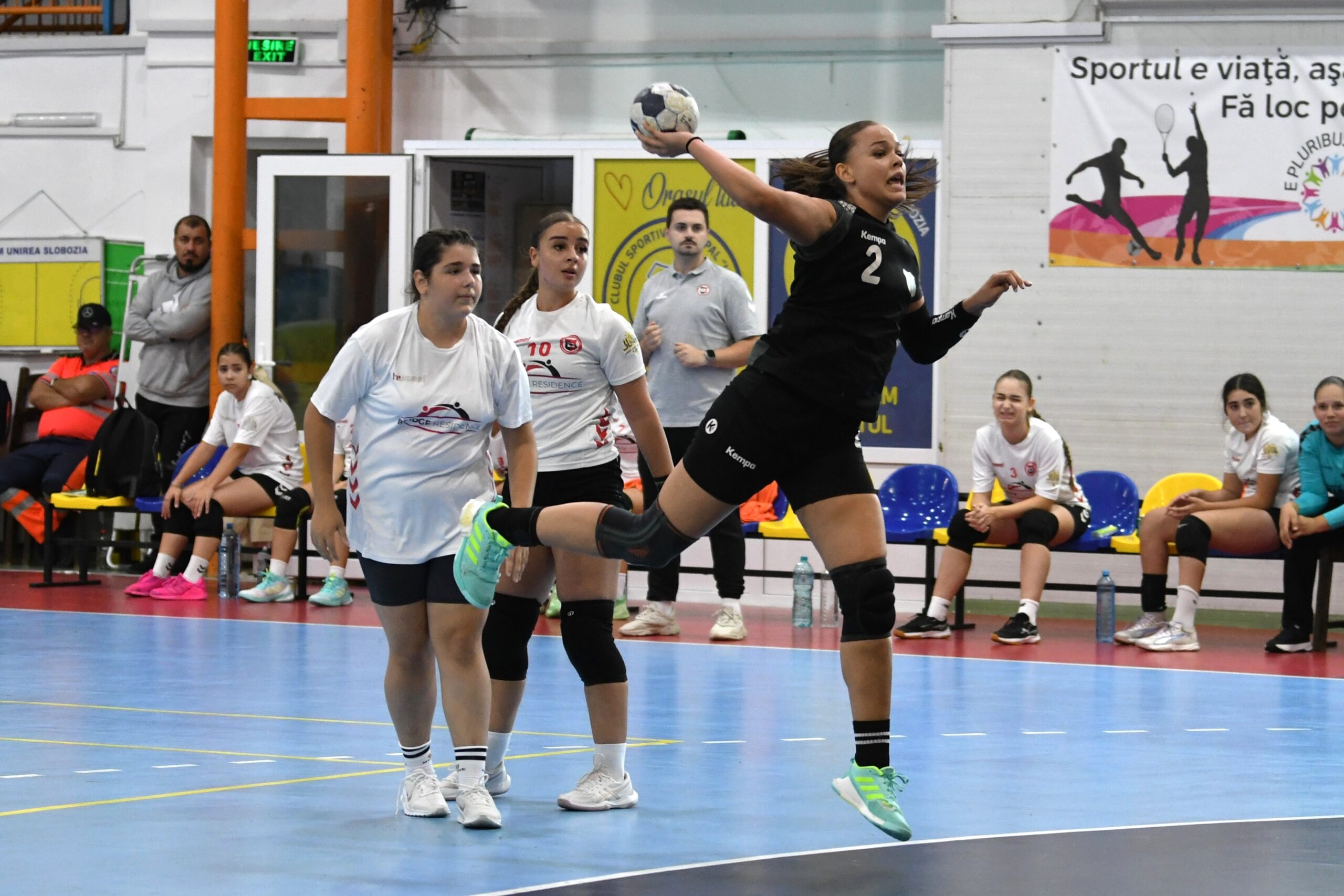 Handbal feminin: Junioarele au meciuri pe teren propriu, senioarele joacă la Brăila